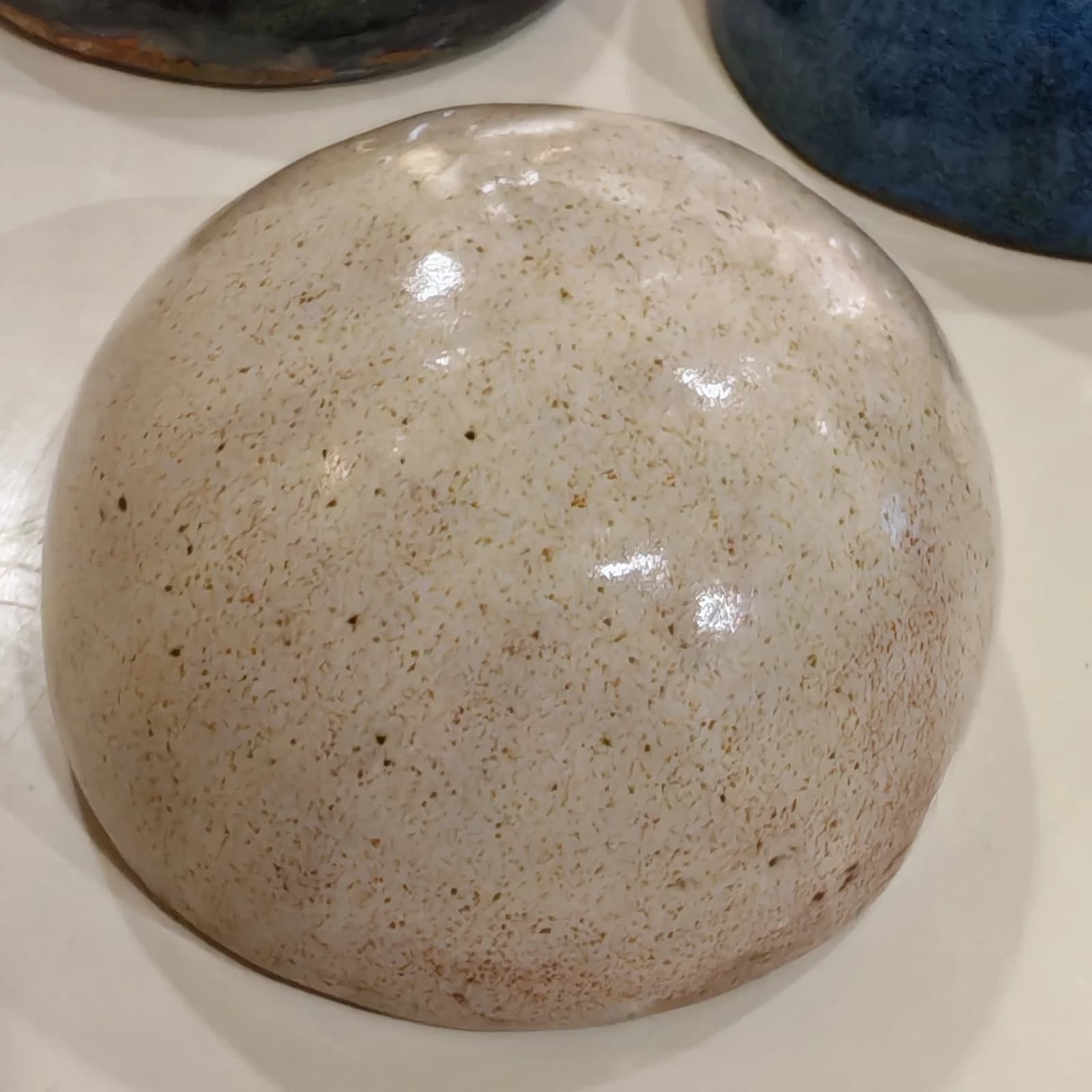 Salière en céramique artisanale au dôme émaillé sombre