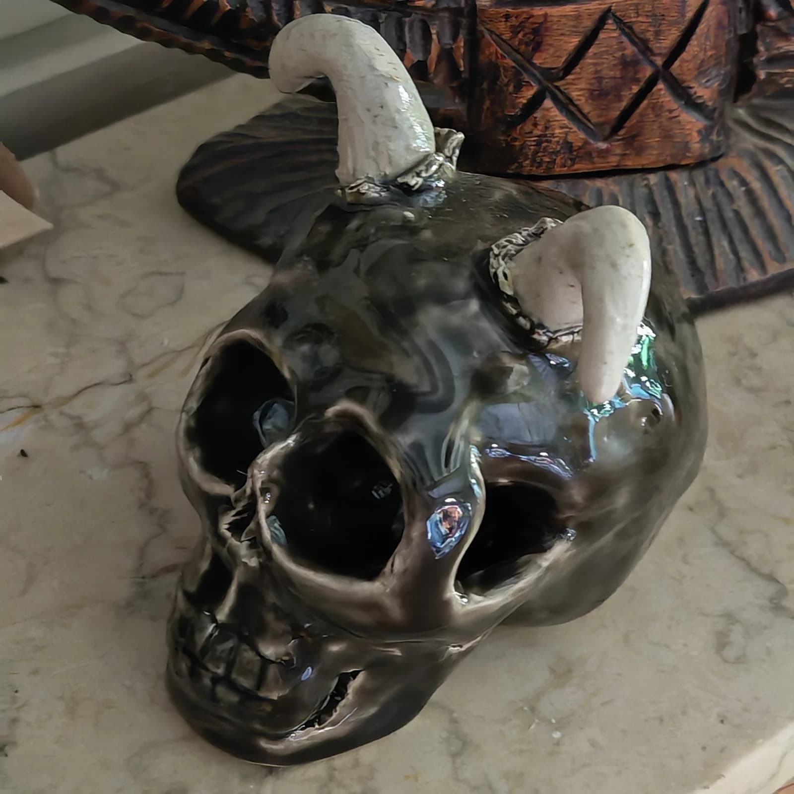 Crâne cornu sculpté en céramique émaillée