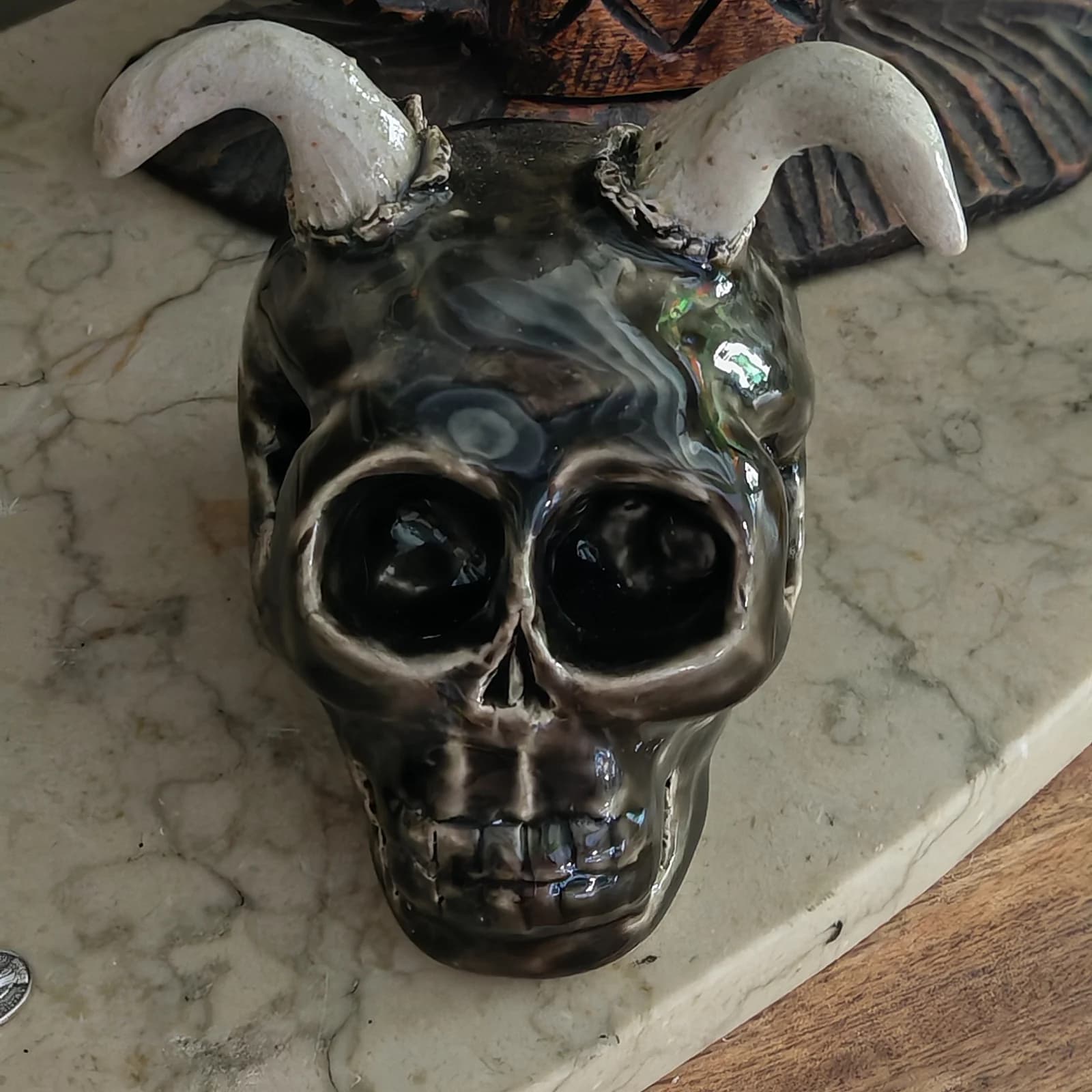 Crâne cornu sculpté en céramique émaillée