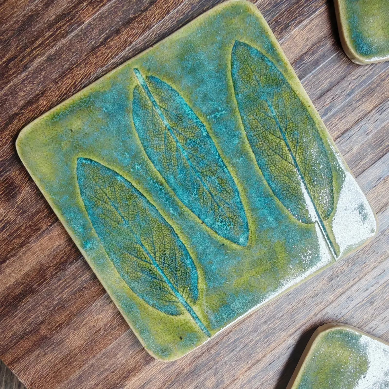 Dessous de verre en céramique à empreintes végétales