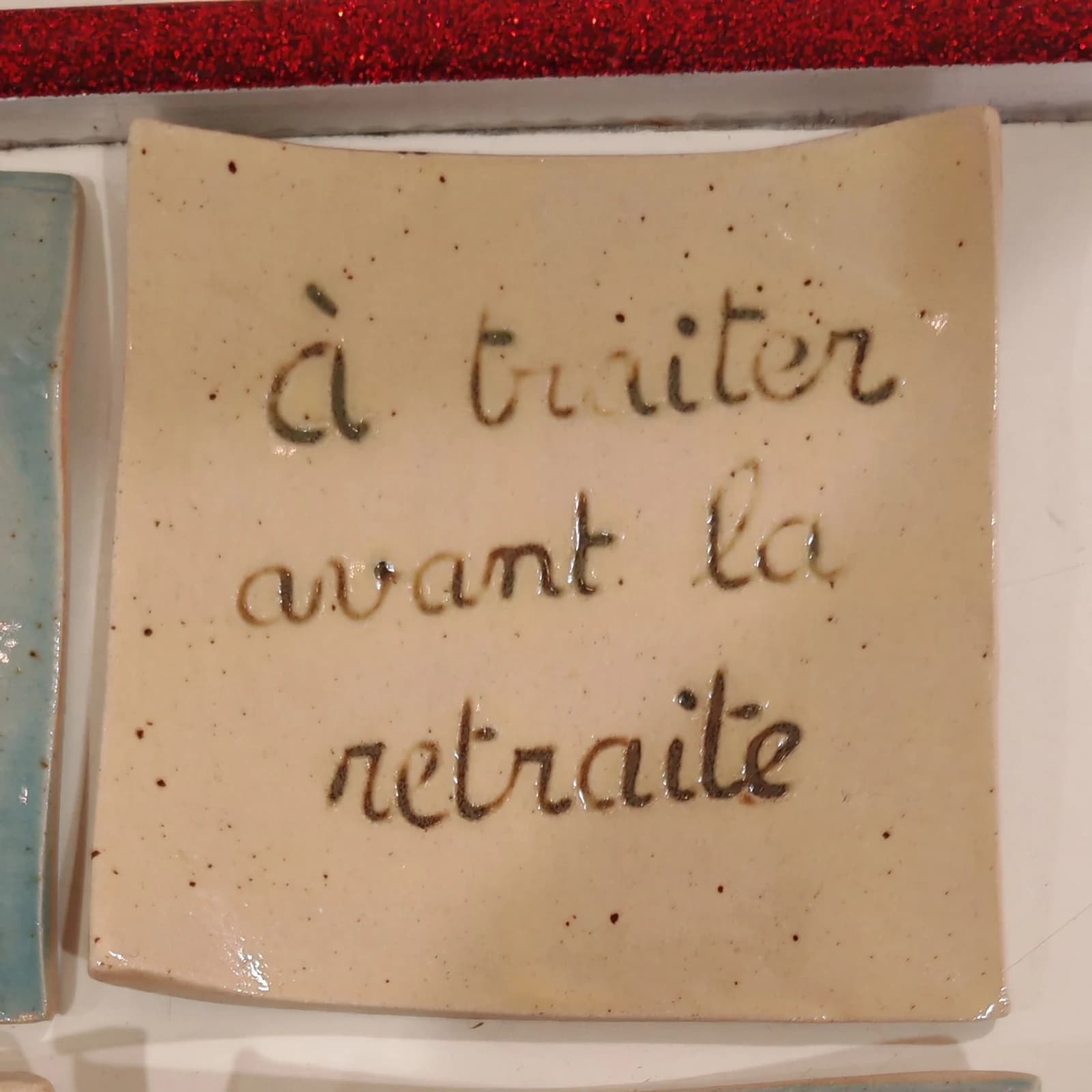 Plaque en céramique « À traiter avant la retraite »