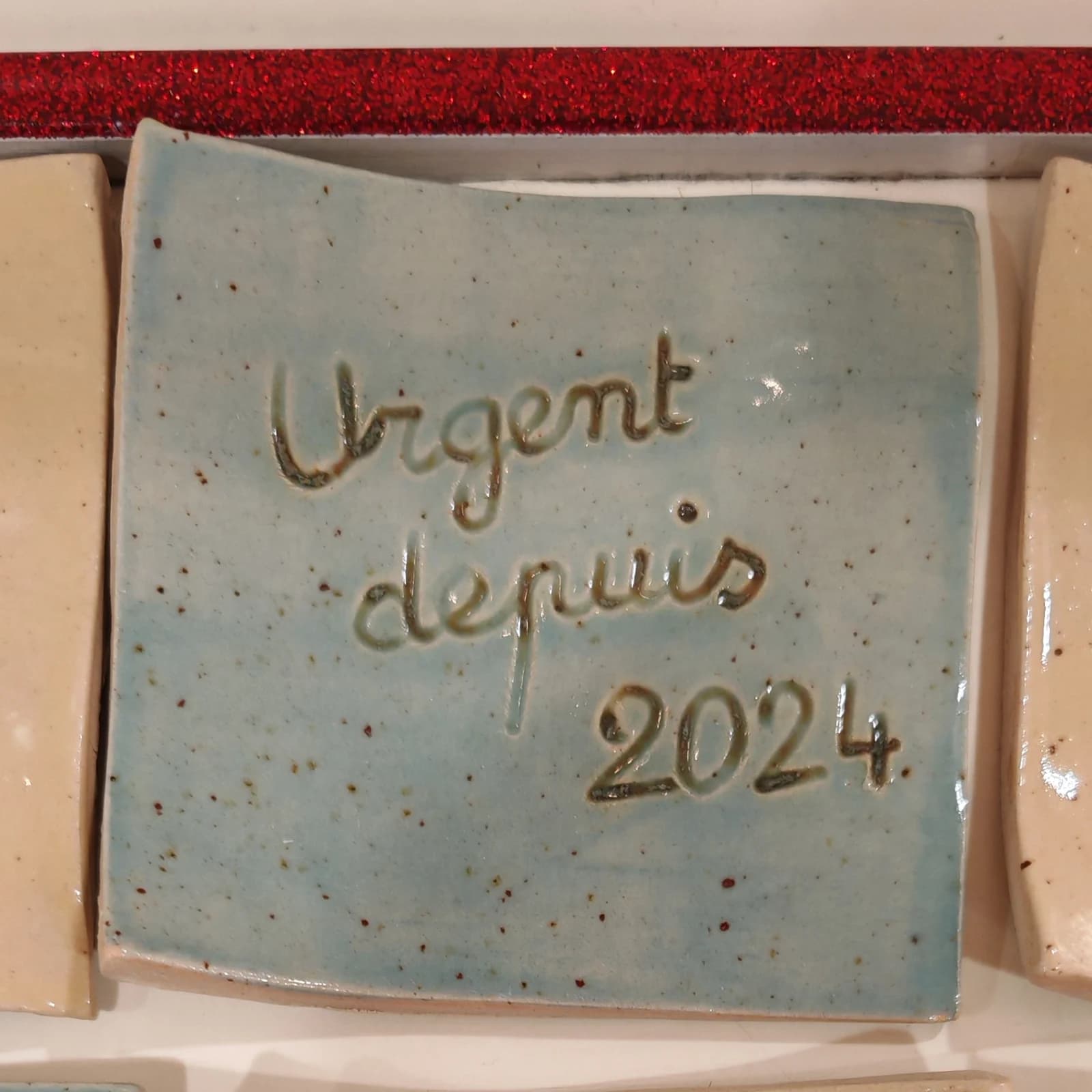 Plaque en céramique « À traiter avant la retraite »