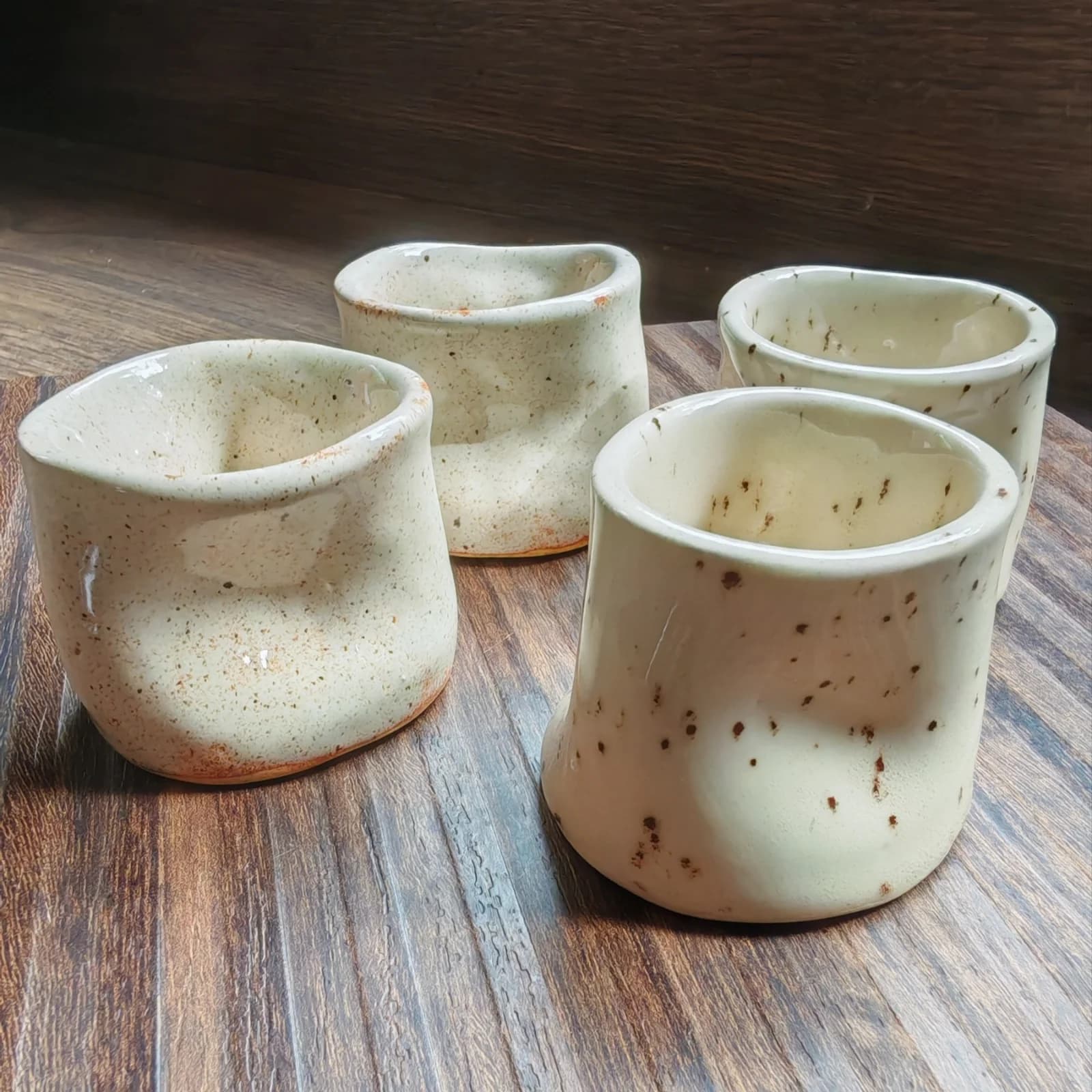 Petites tasses en céramique mouchetée sans anse