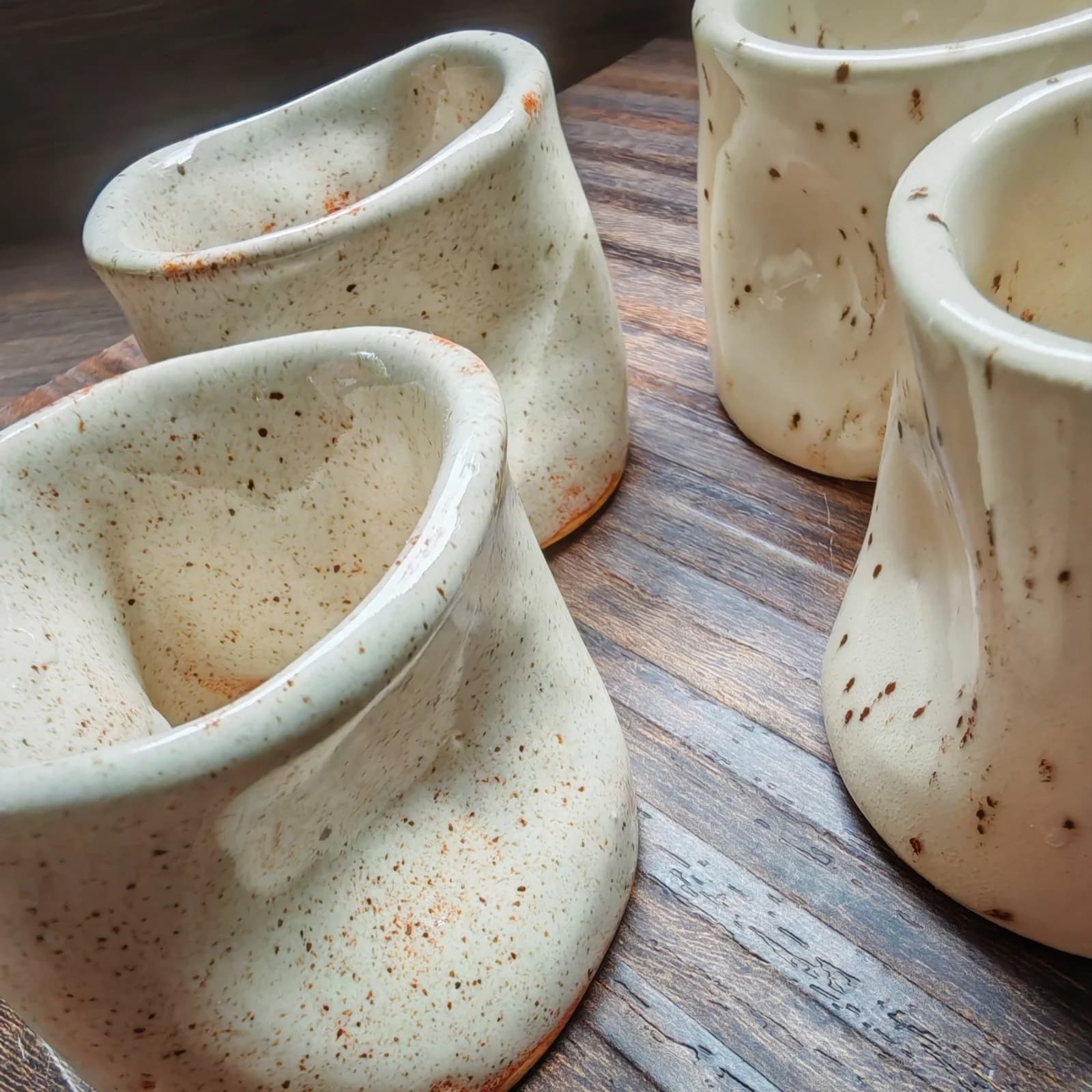 Petites tasses en céramique mouchetée sans anse