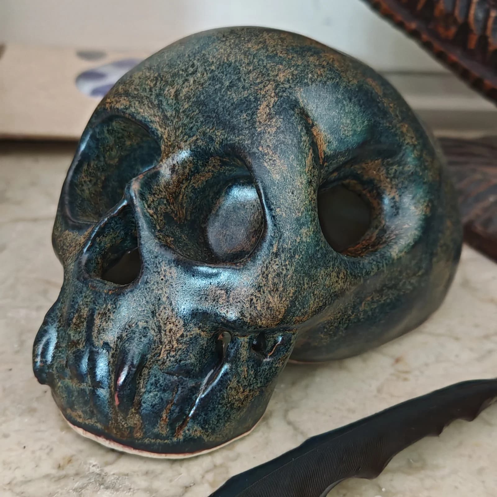 Crâne décoratif en céramique émaillée