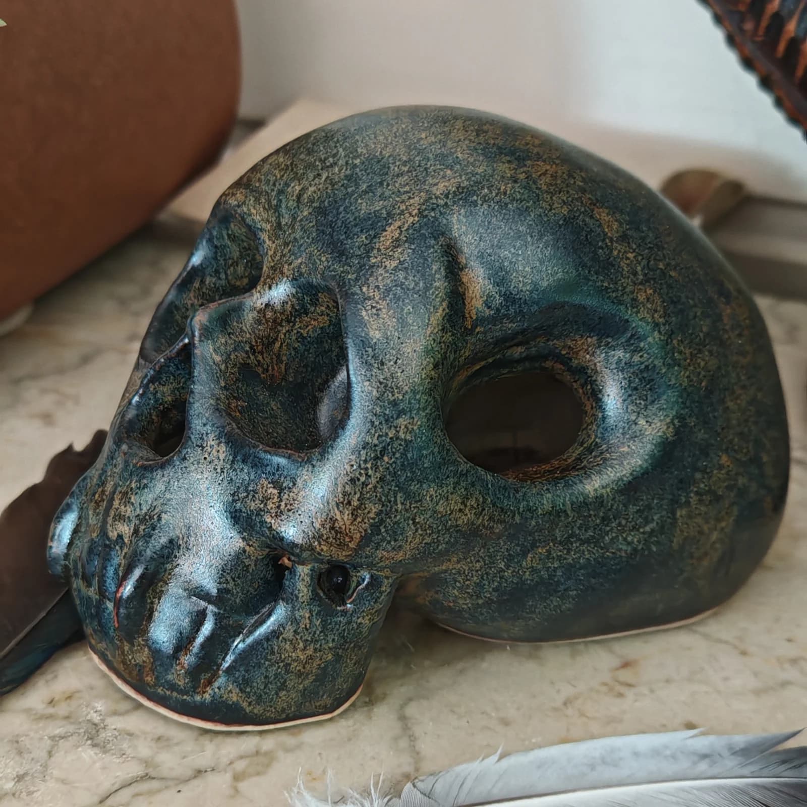 Crâne décoratif en céramique émaillée