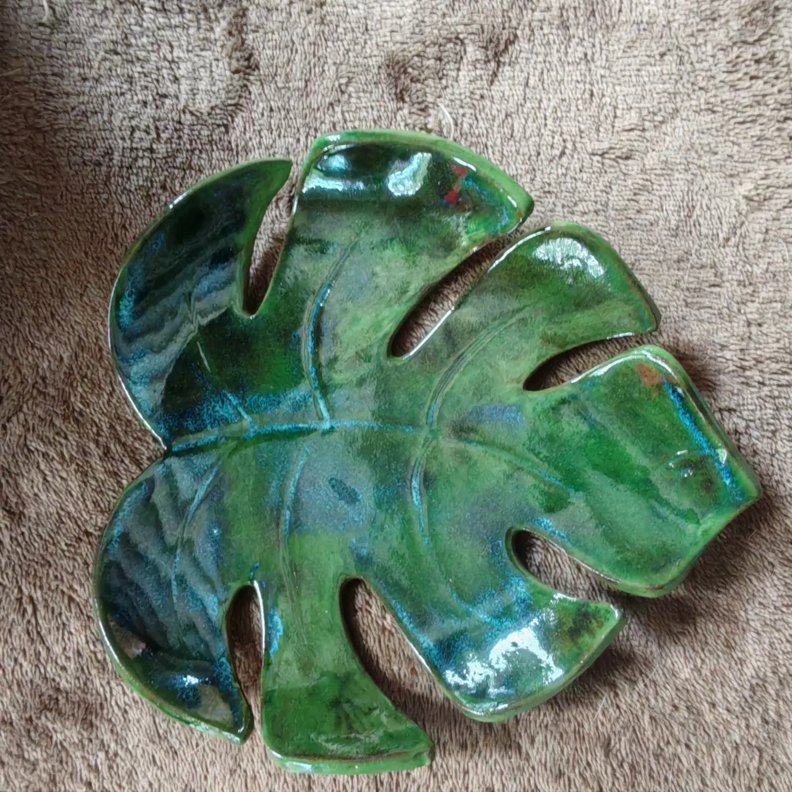 Feuille de monstera en céramique émaillée