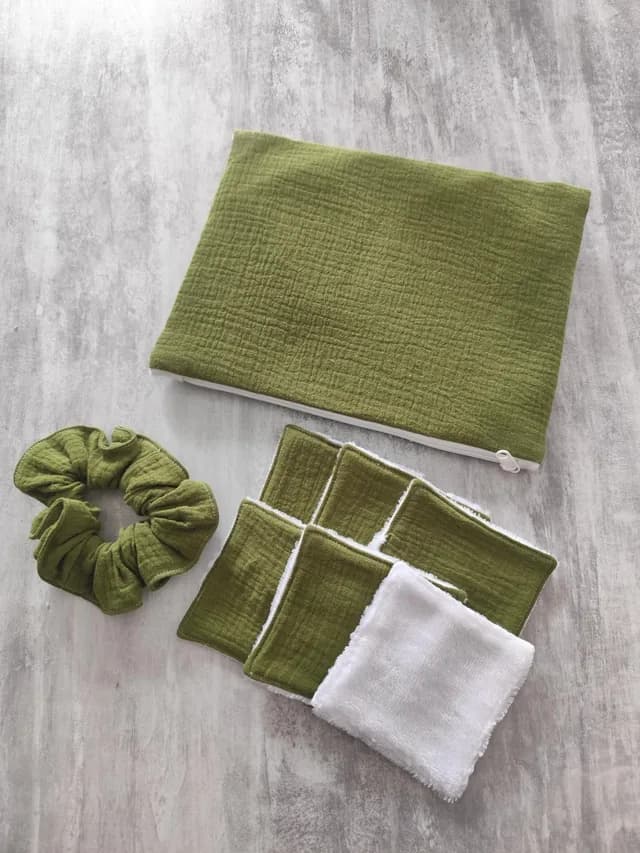 Kit complet vert olive avec pochette zippée, six lingettes lavables et chouchou pour cheveux.