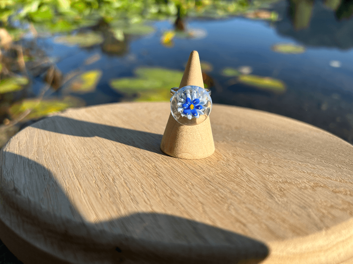 Bague en verre à motif floral bleu