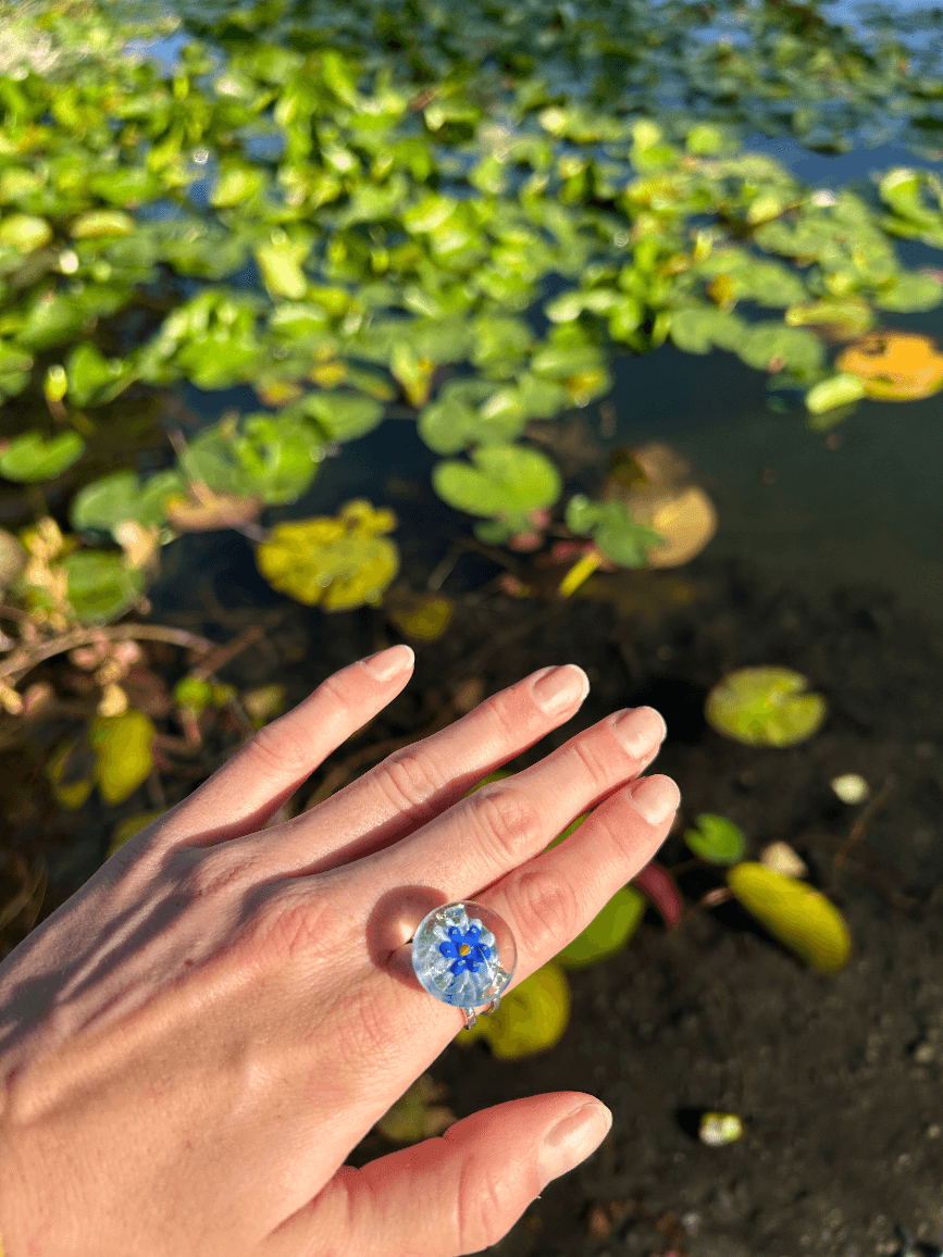 Bague en verre à motif floral bleu
