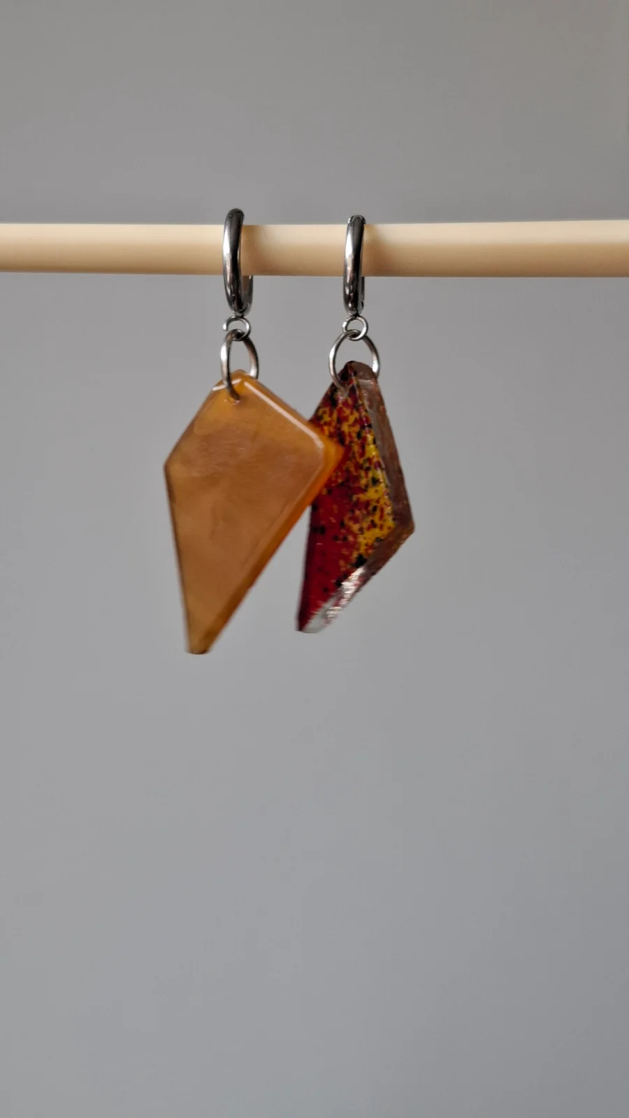 Boucles d’oreilles en verre recyclé - jaune et orange et rouge