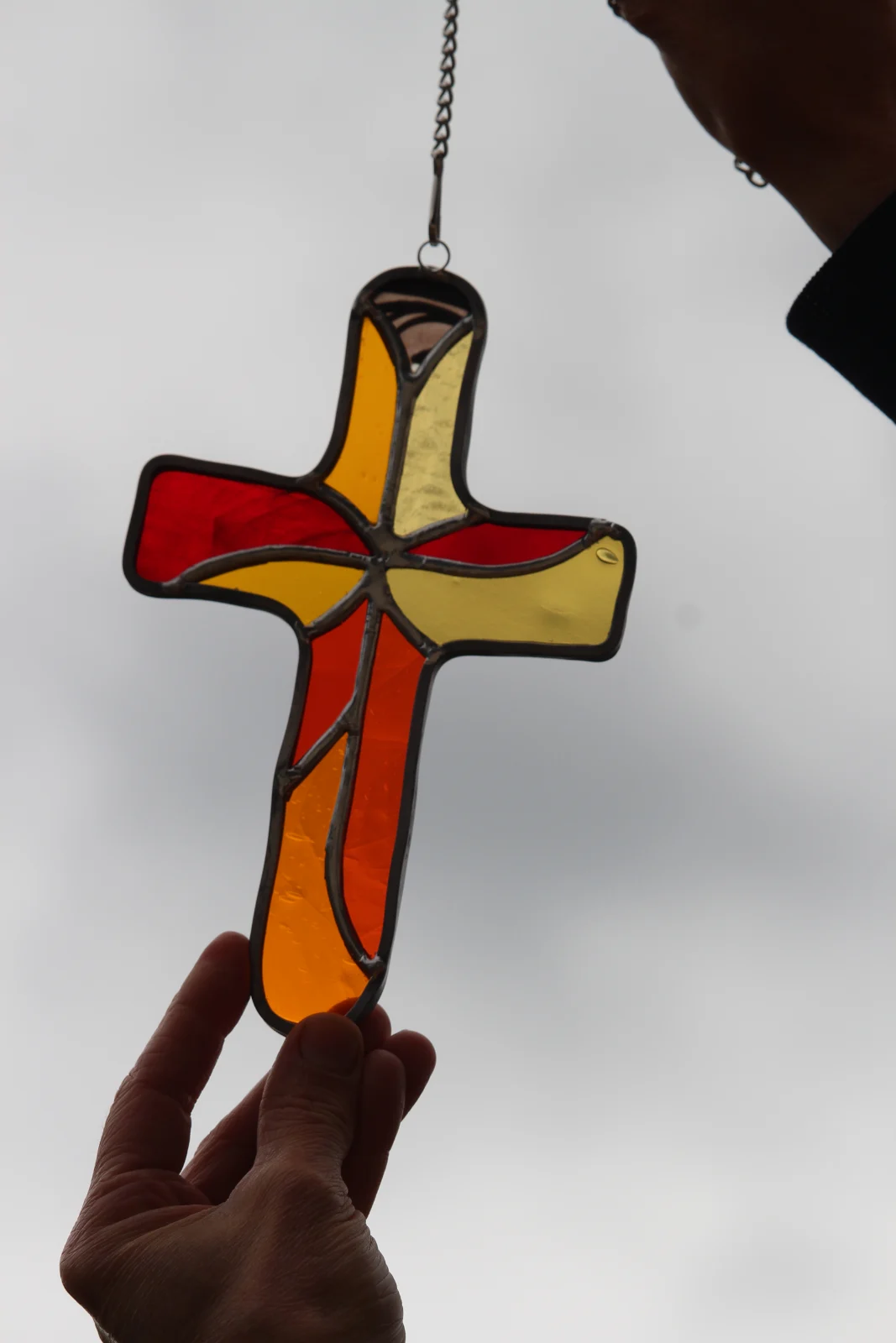 Croix à suspendre en vitrail coloré orangés