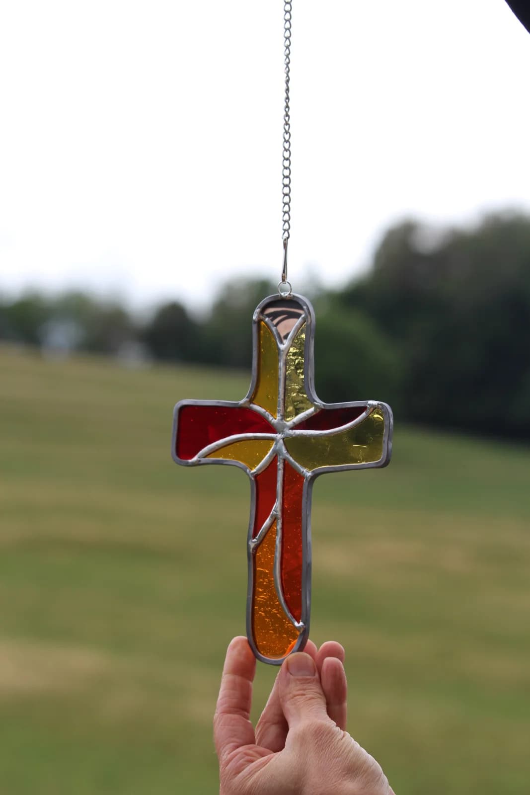 Croix à suspendre en vitrail coloré orangés