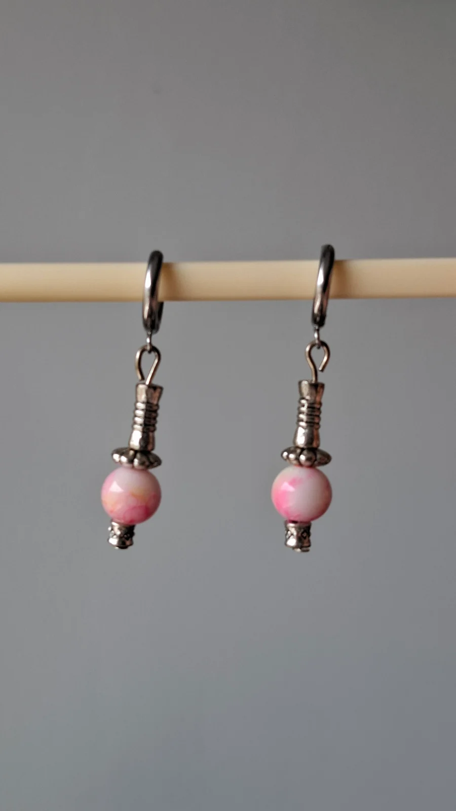 Boucles d’oreilles en verre recyclé - rose et pampilles