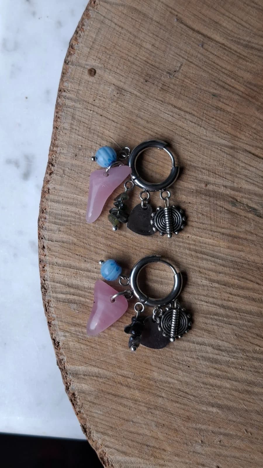Boucles d’oreilles en verre et pampilles rose