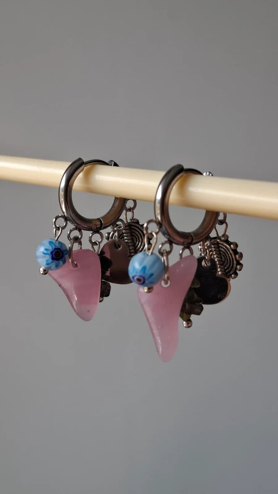 Boucles d’oreilles en verre et pampilles rose