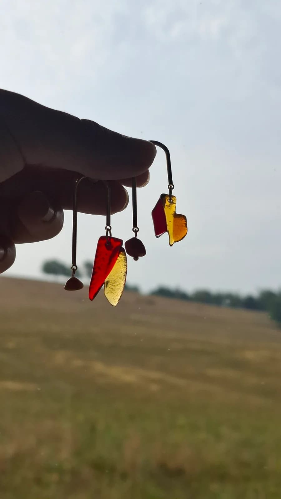 Boucles d’oreilles en verre recyclé - rouge et pampilles