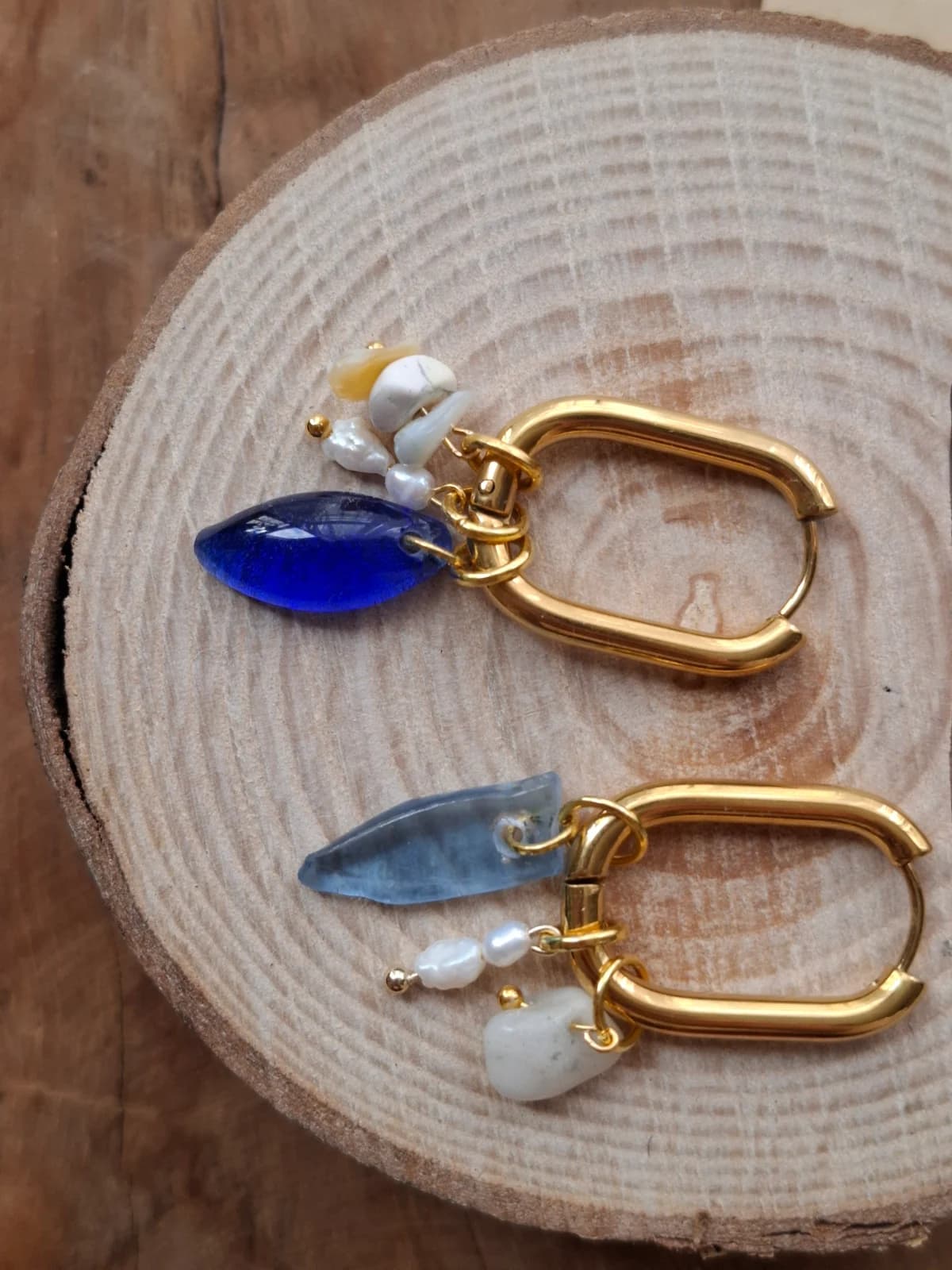 Boucles d’oreilles en verre recyclé - bleu et pampilles