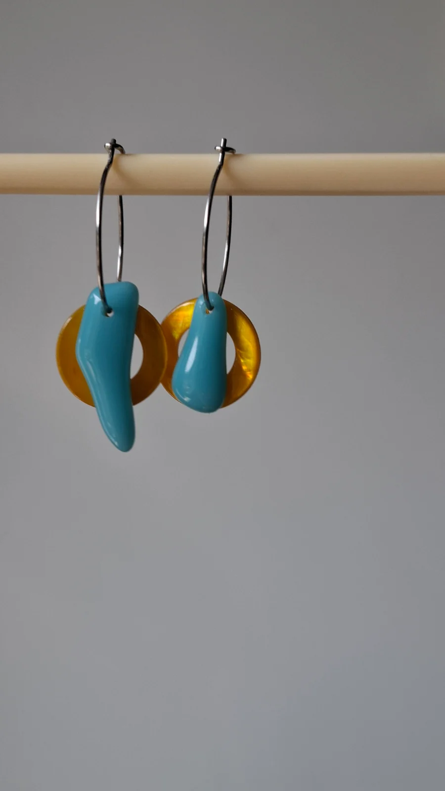 Boucles d’oreilles en verre recyclé - bleu et pampilles