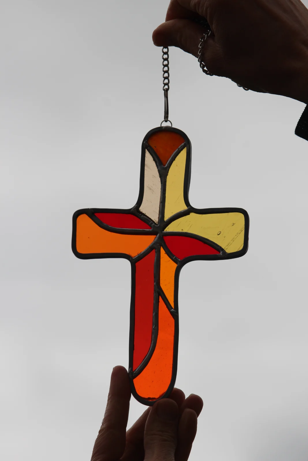 Croix à suspendre en vitrail coloré orangés