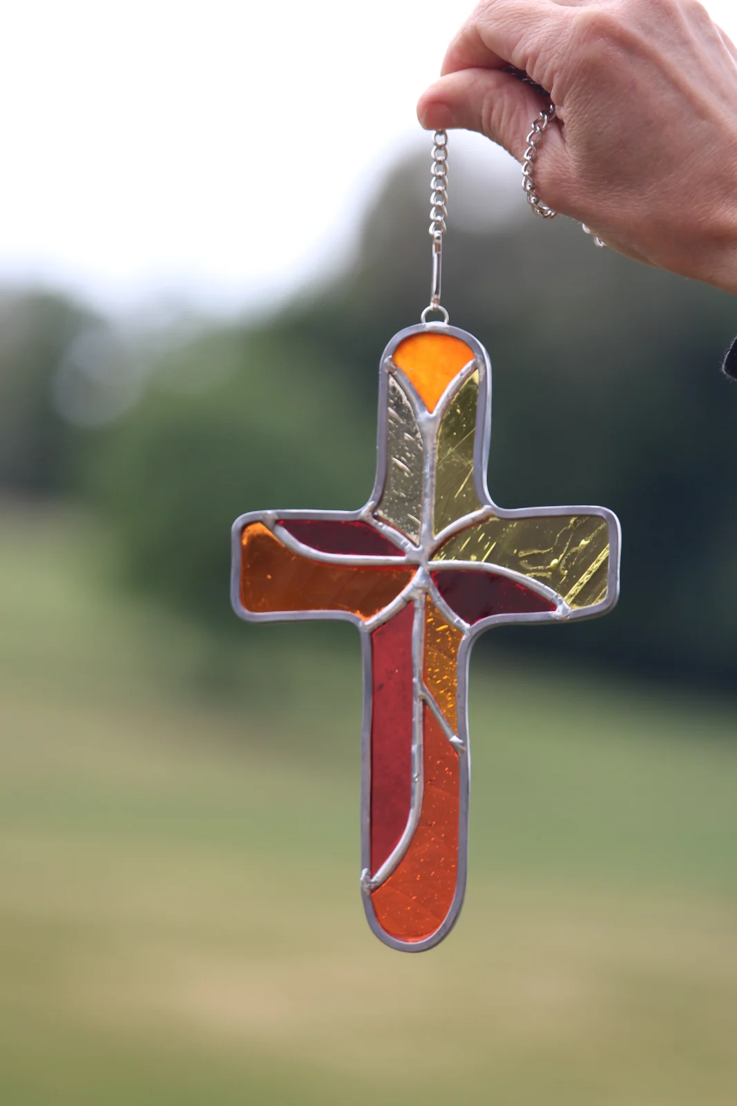 Croix à suspendre en vitrail coloré orangés