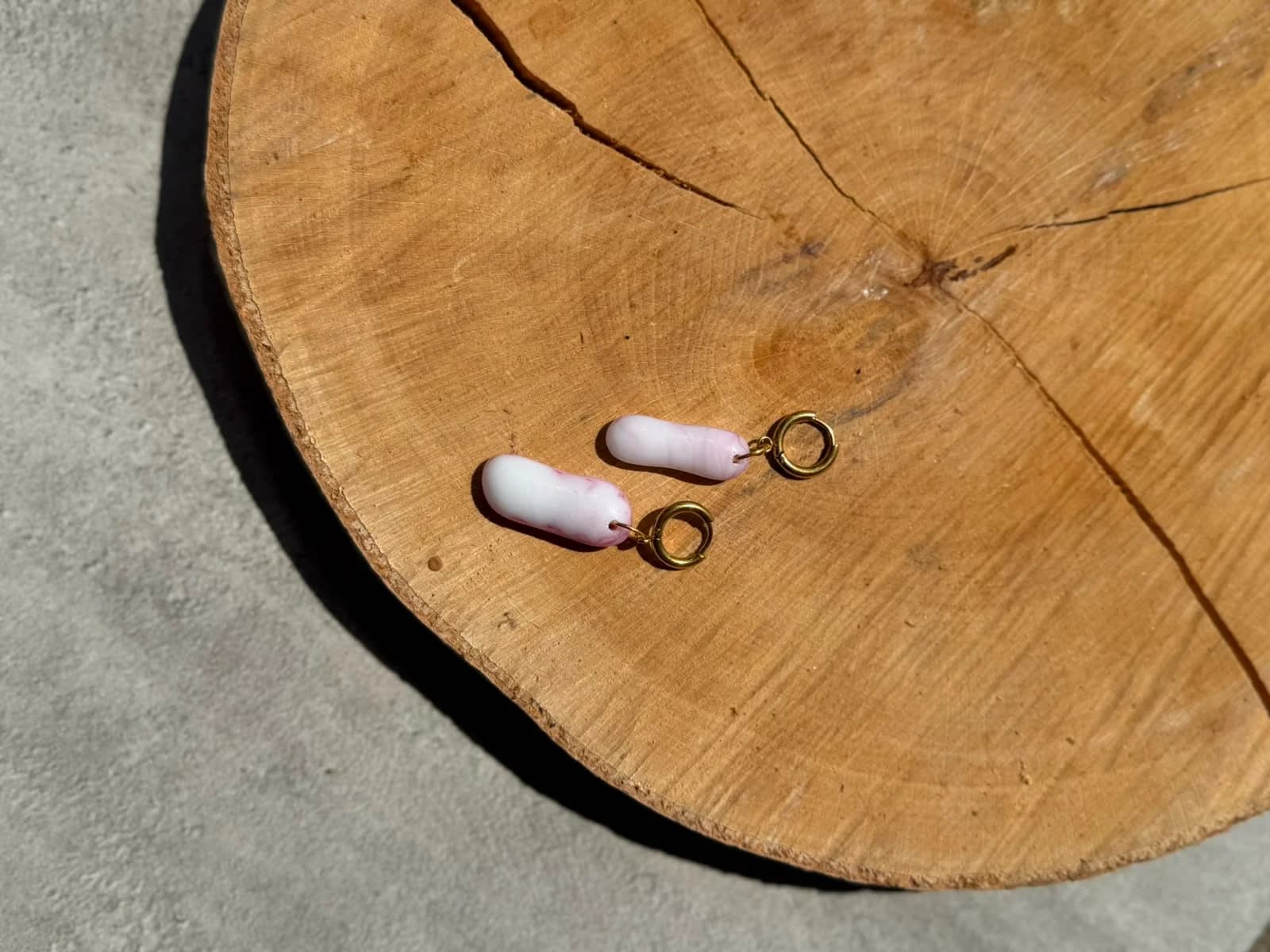 Boucles d’oreilles en verre recyclé - rose et blanc