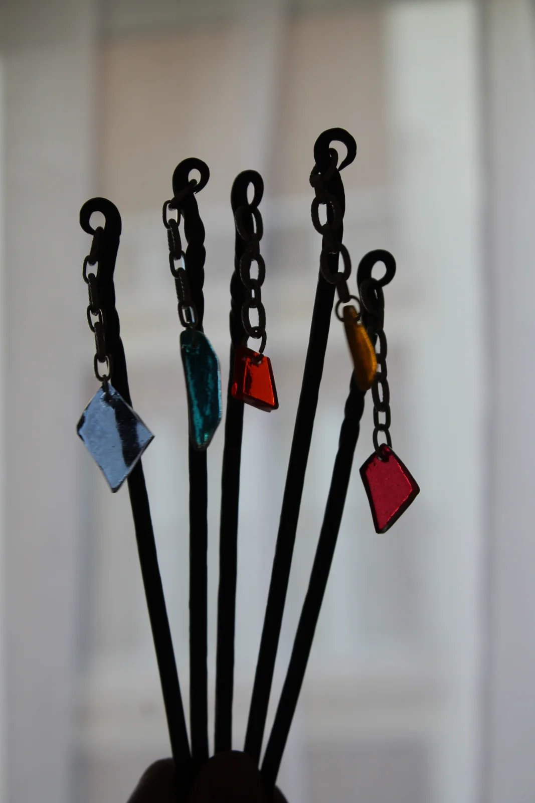 Sélection de piques à cheveux fins en métal avec breloques géométriques en verre translucide.