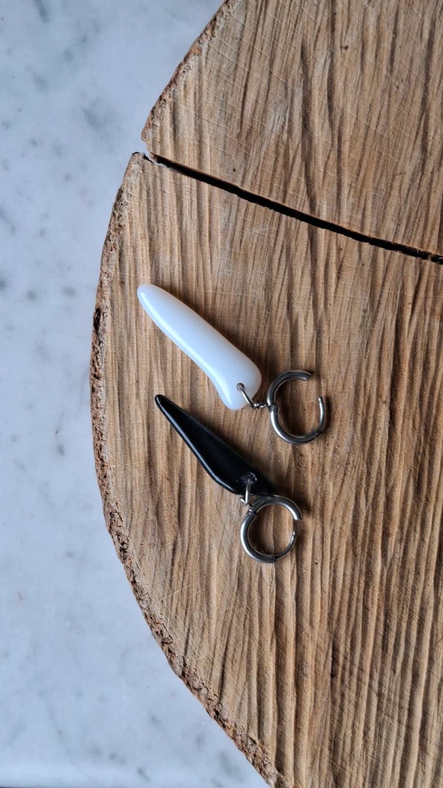 Boucles d’oreilles en verre recyclé - noir et blanc