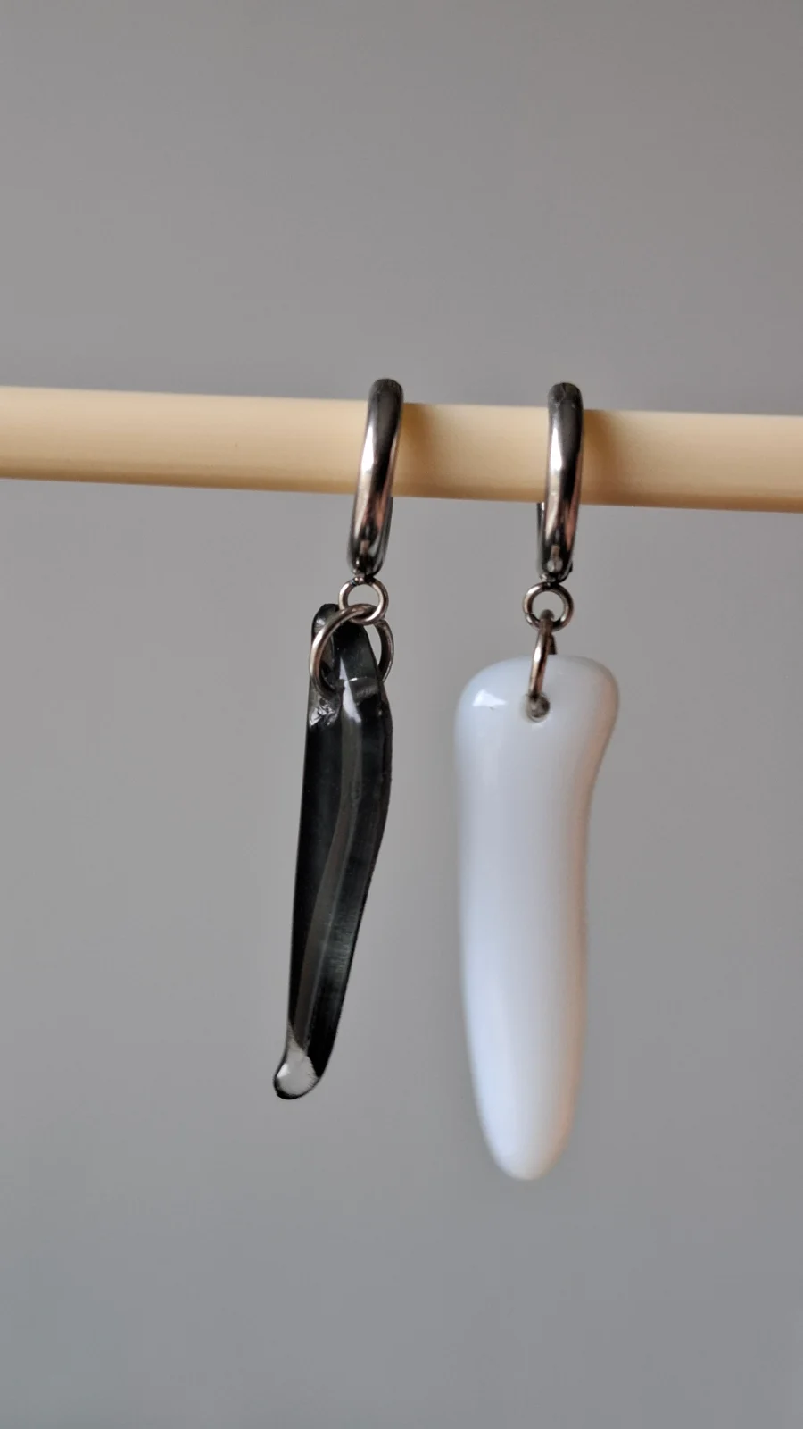 Boucles d’oreilles en verre recyclé - noir et blanc
