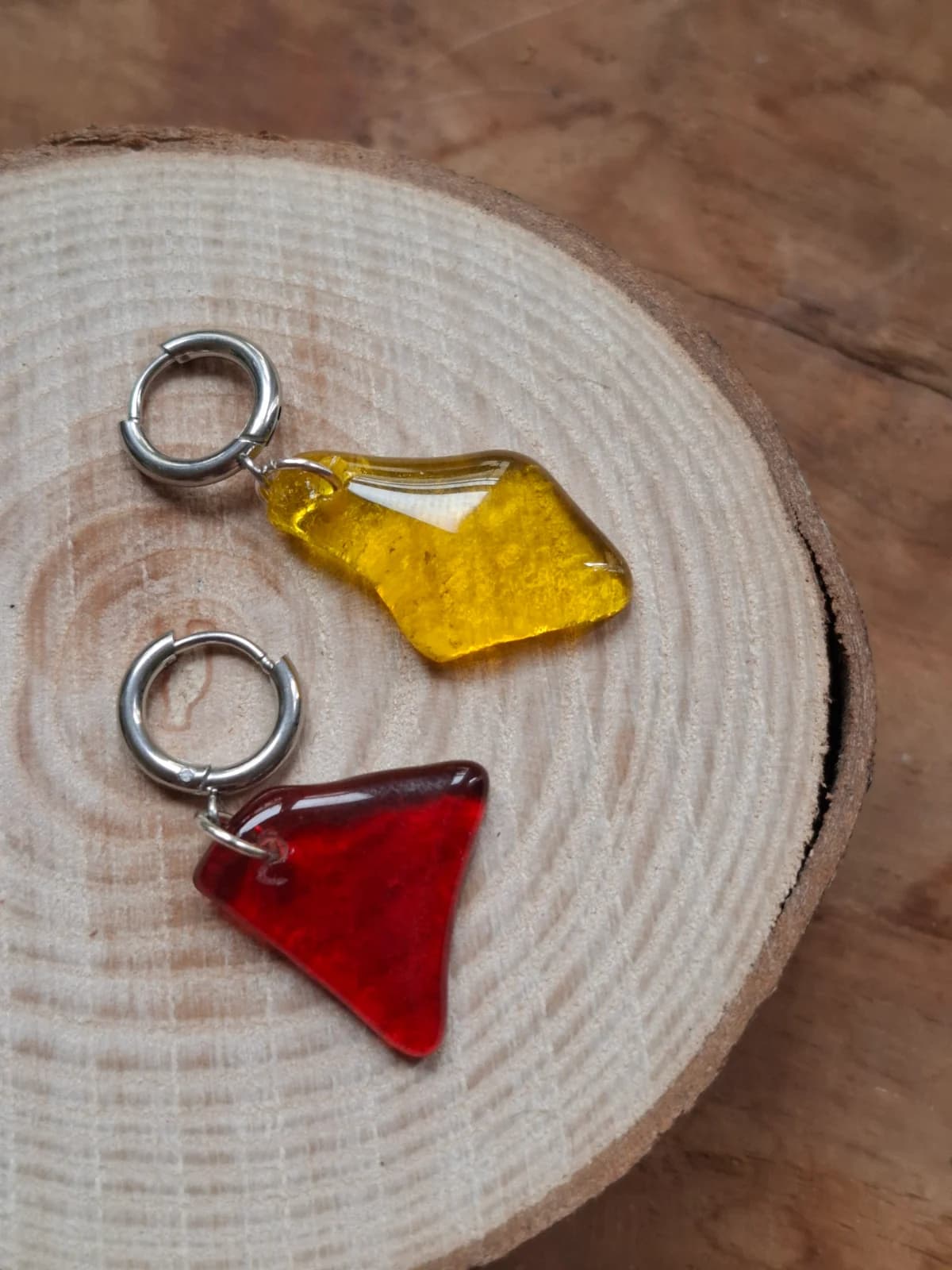 Boucles d’oreilles en verre recyclé - rouge et jaune