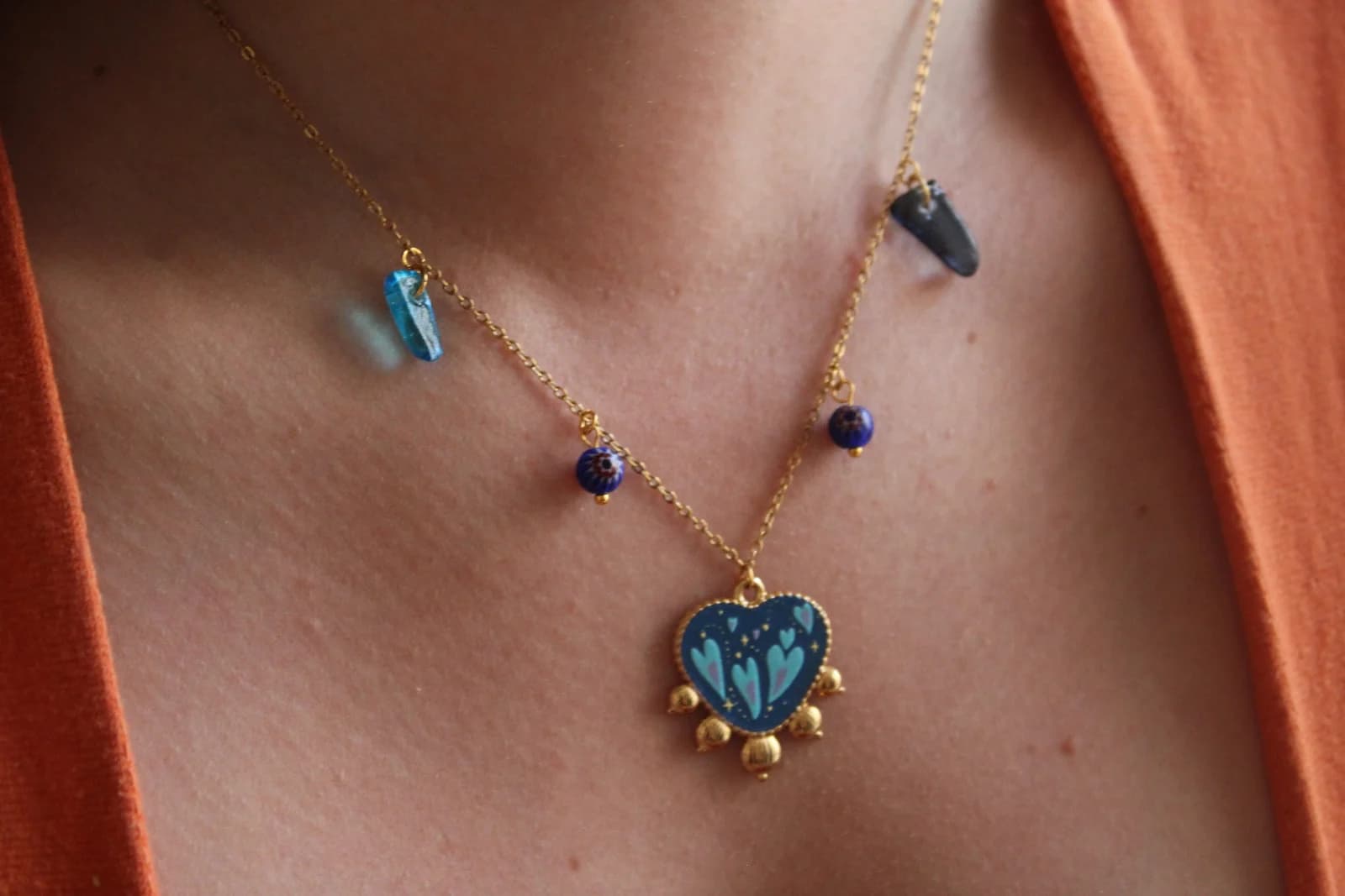 Collier à pampilles bleu et pendentif en forme de cœur
