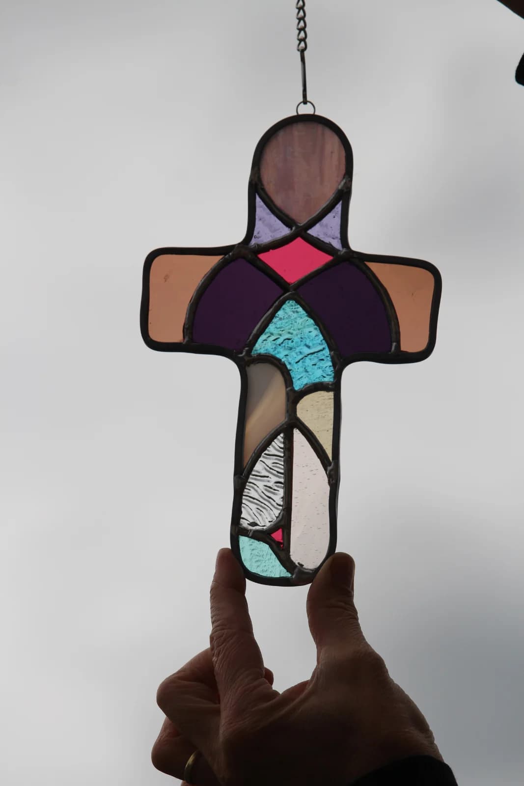 Croix à suspendre en vitrail coloré