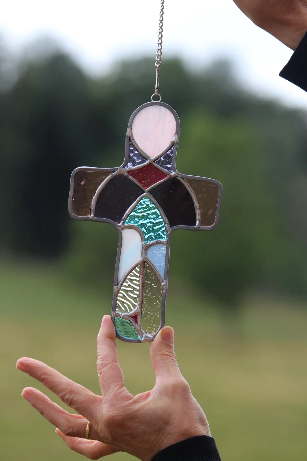 Croix à suspendre en vitrail coloré
