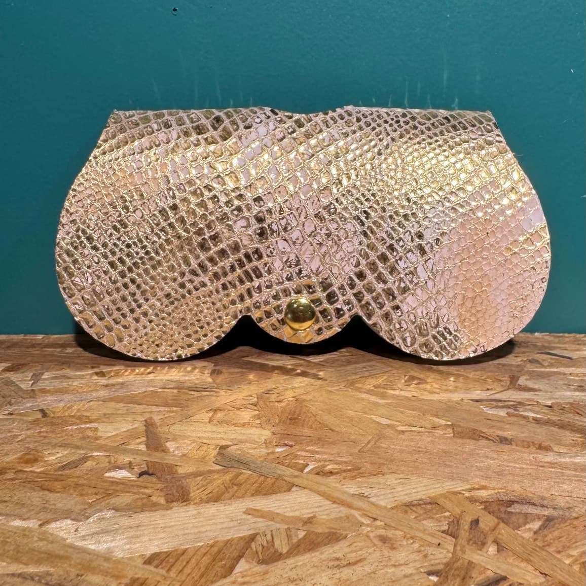 Étui à lunettes forme papillon en cuir doré à motif écailles