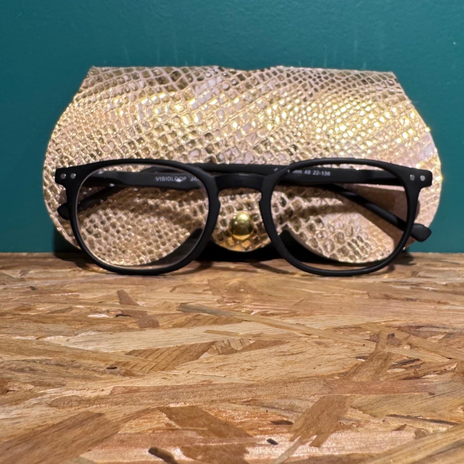 Étui à lunettes forme papillon en cuir doré à motif écailles