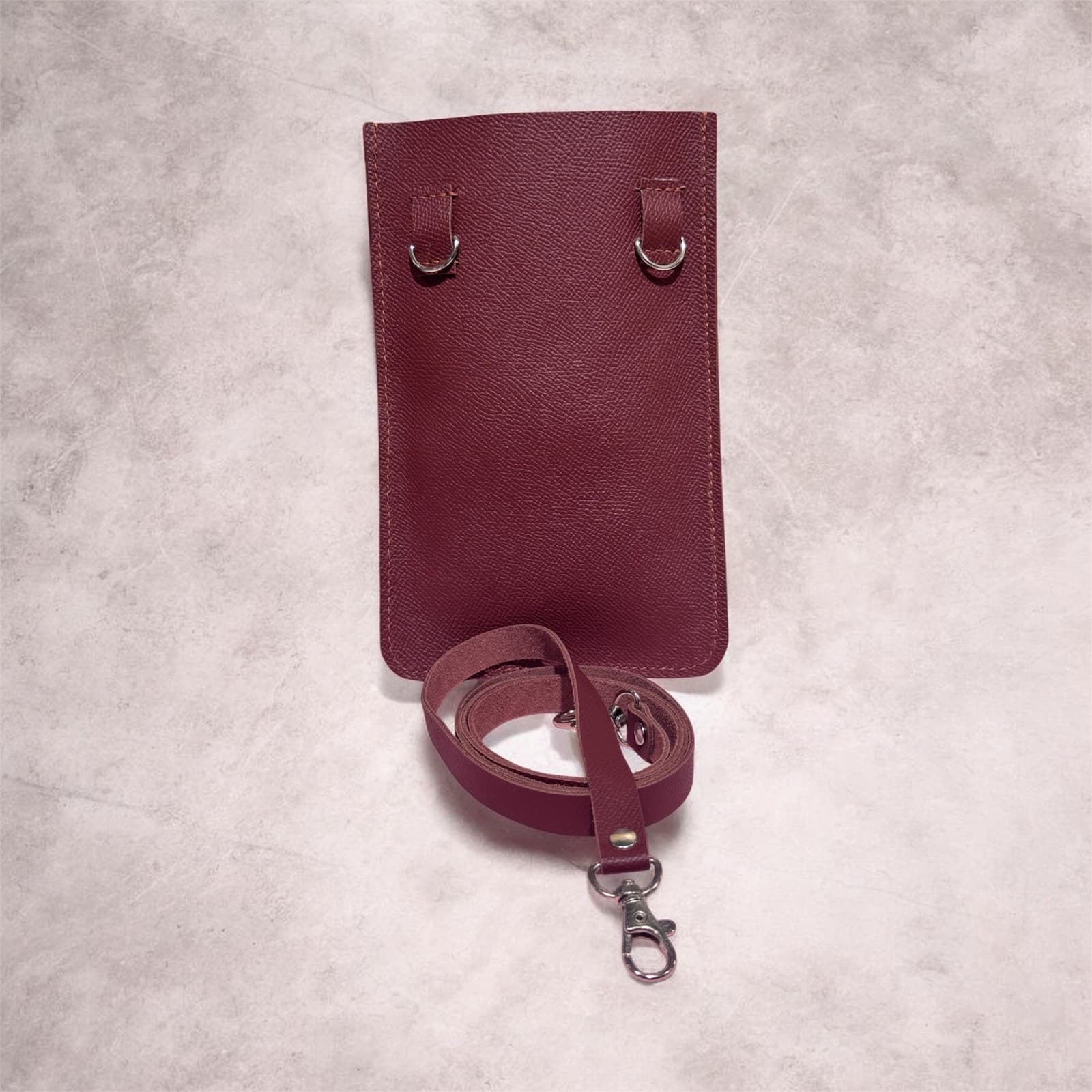Pochette passe-partout bordeaux et rabat motif léopard