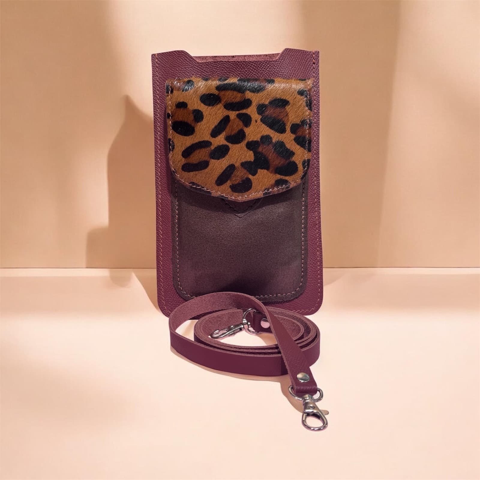 Pochette passe-partout bordeaux et rabat motif léopard