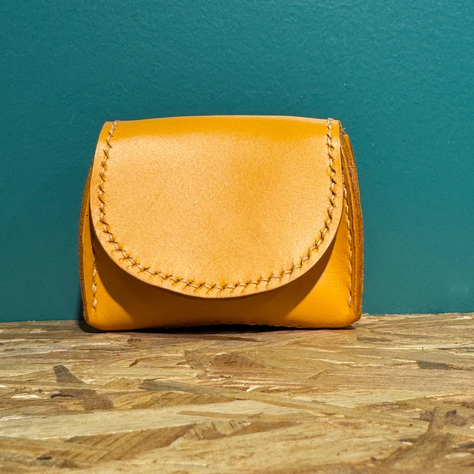 Mini porte-monnaie en cuir jaune ocre à rabat cousu