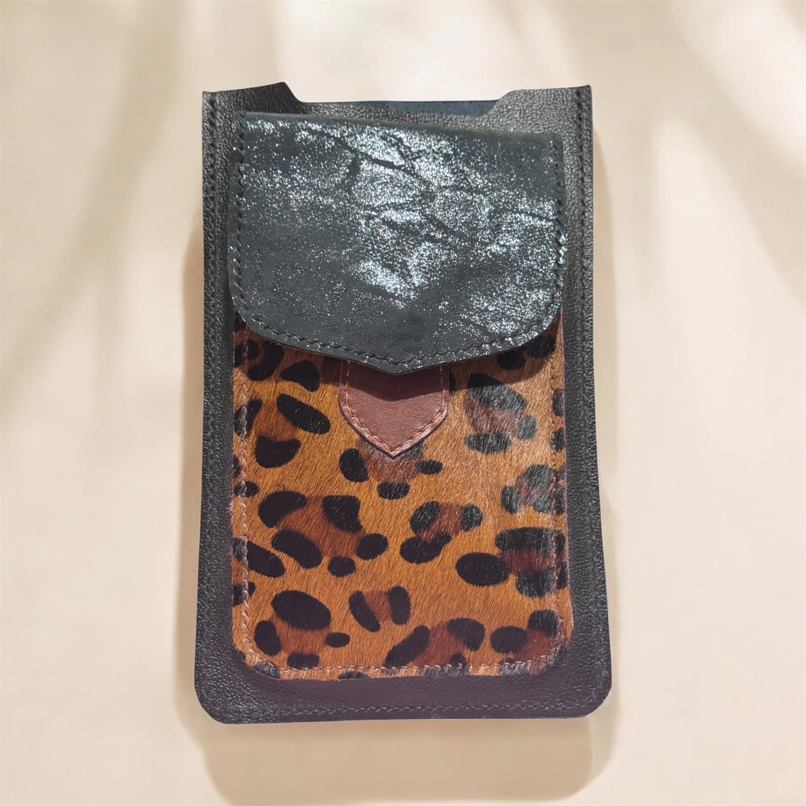 Pochette passe-partout en cuir et motif léopard