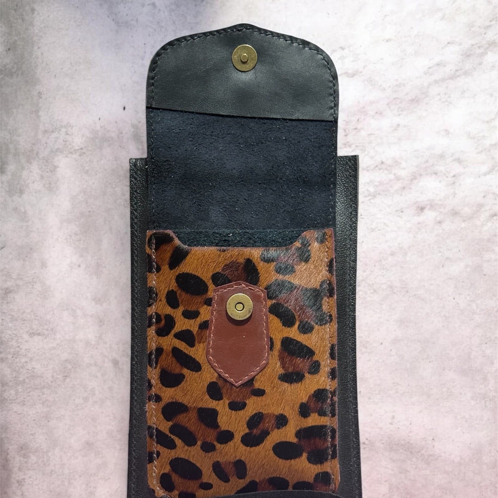 Pochette passe-partout en cuir et motif léopard