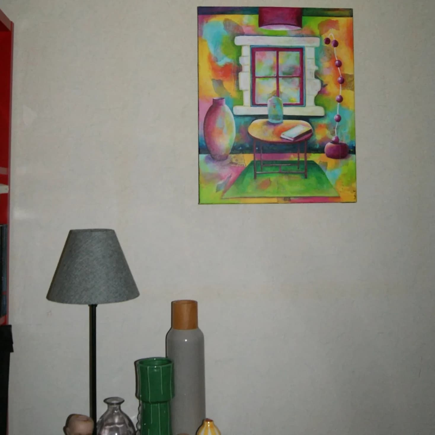 Peinture colorée représentant un intérieur avec fenêtre, vase rose, guéridon et tapis vert aux tons acidulés.