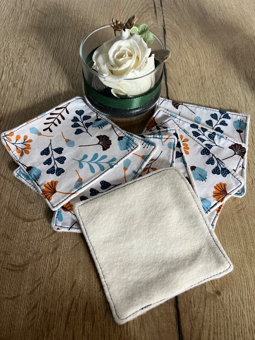 Ensemble panier et lingettes en tissu à motifs floraux