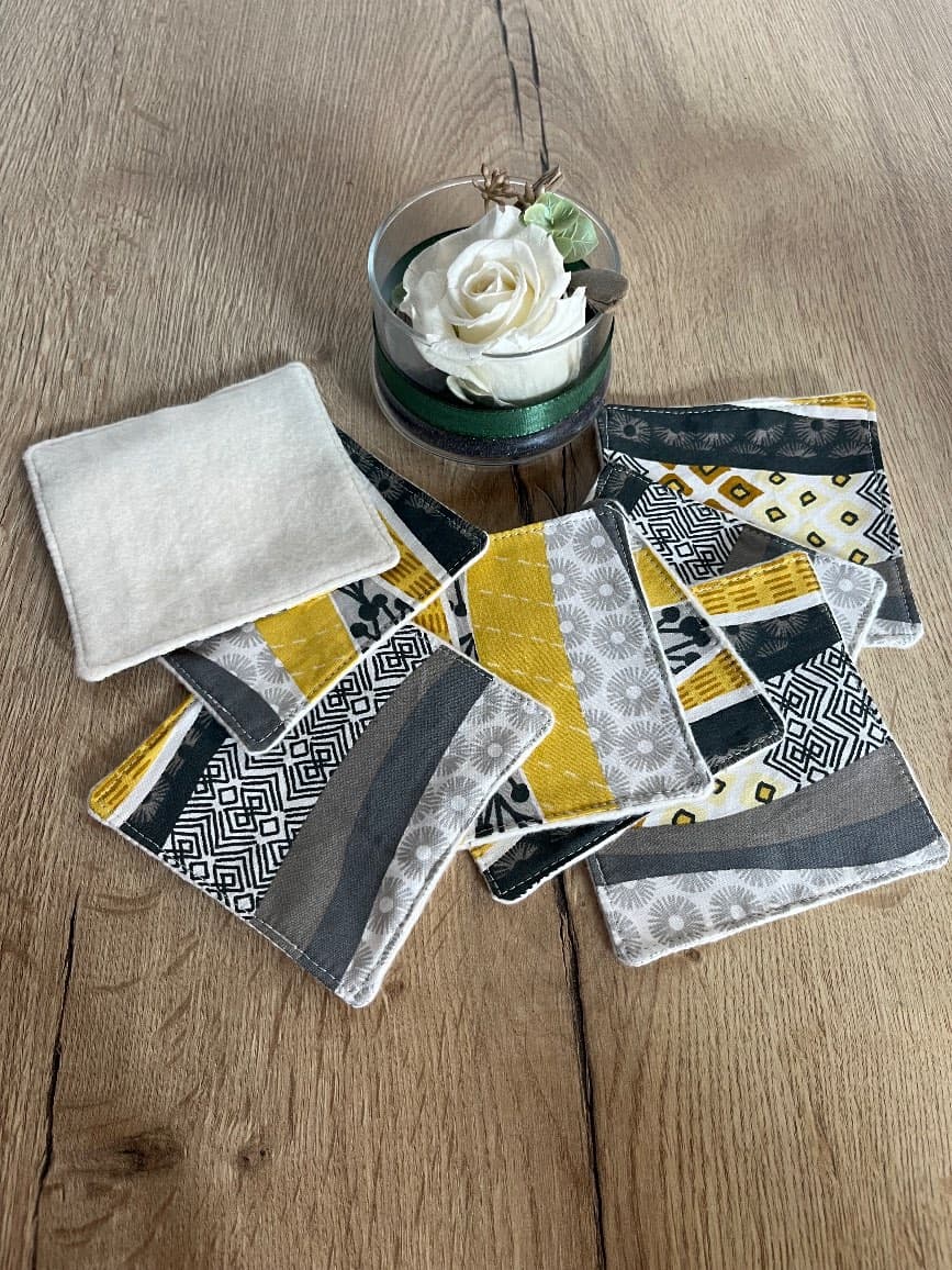 Panière en velours côtelé et 8 lingettes assorties