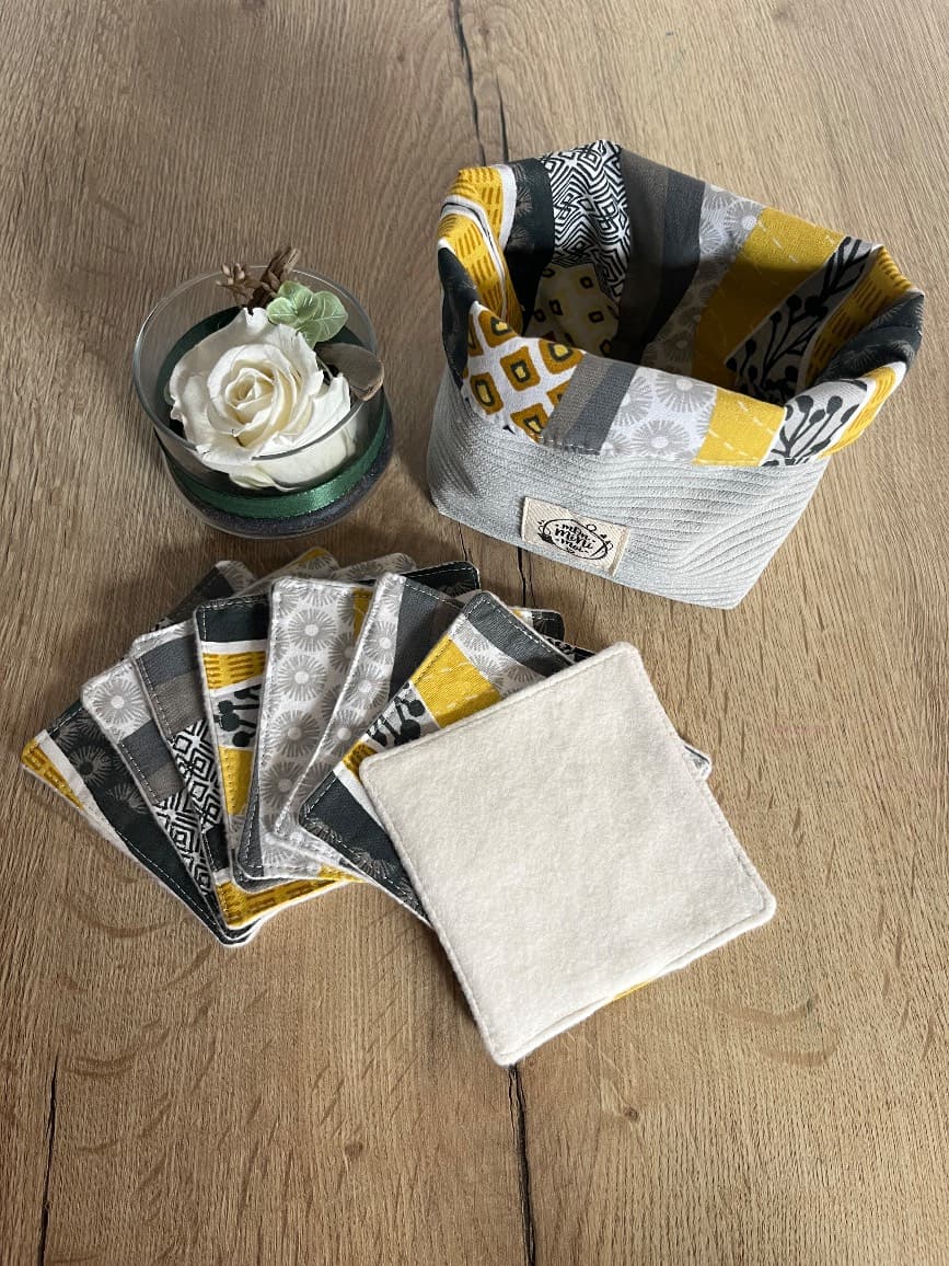 Panière en velours côtelé et 8 lingettes assorties