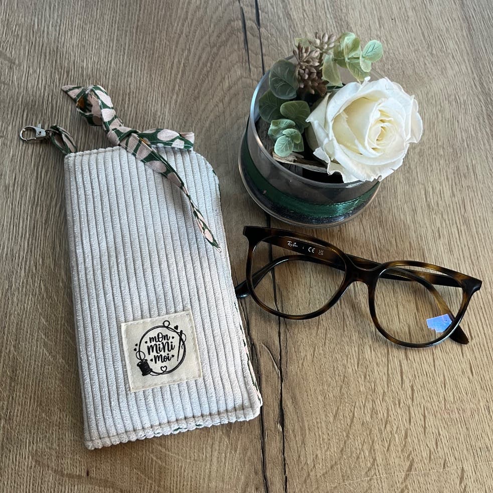 Étui à lunettes en velours côtelé beige clair