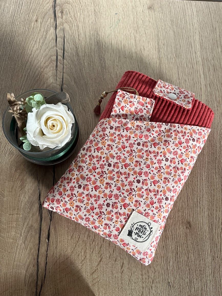 Pochette à livre en velours côtelé et tissu fleuri avec marque-page assorti