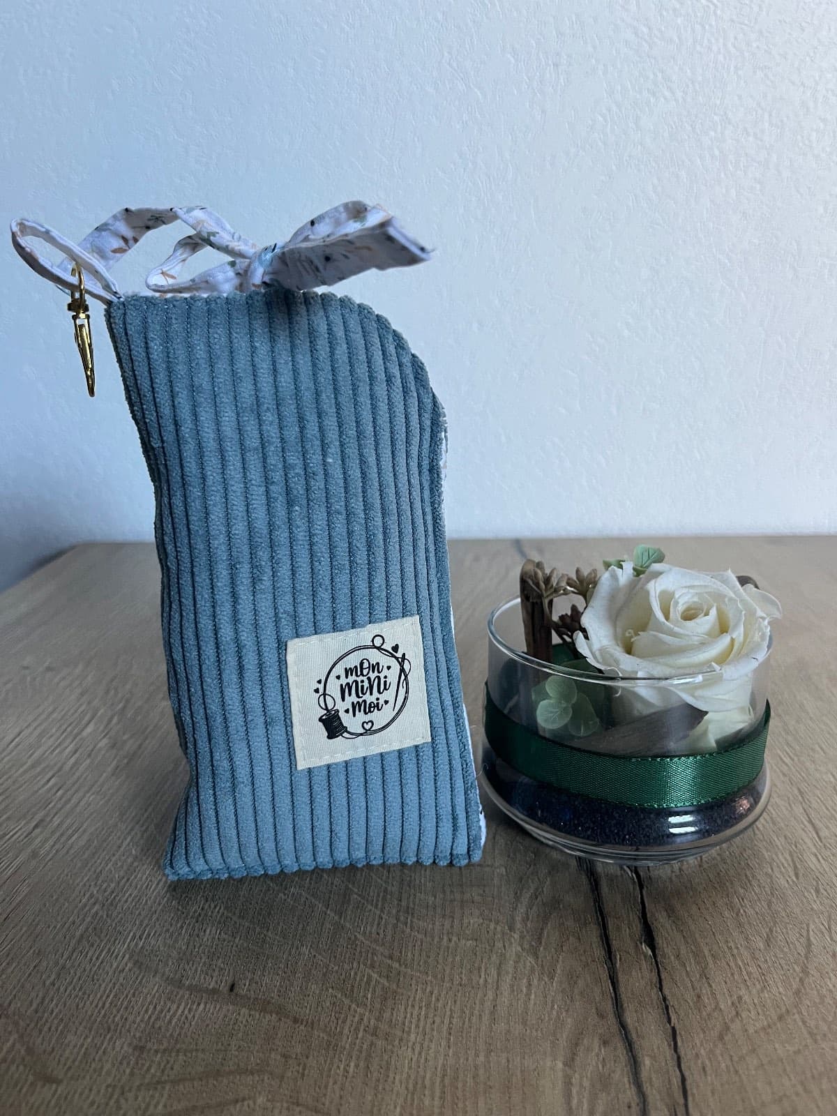 Étui à lunettes en velours côtelé bleu et tissu fleuri