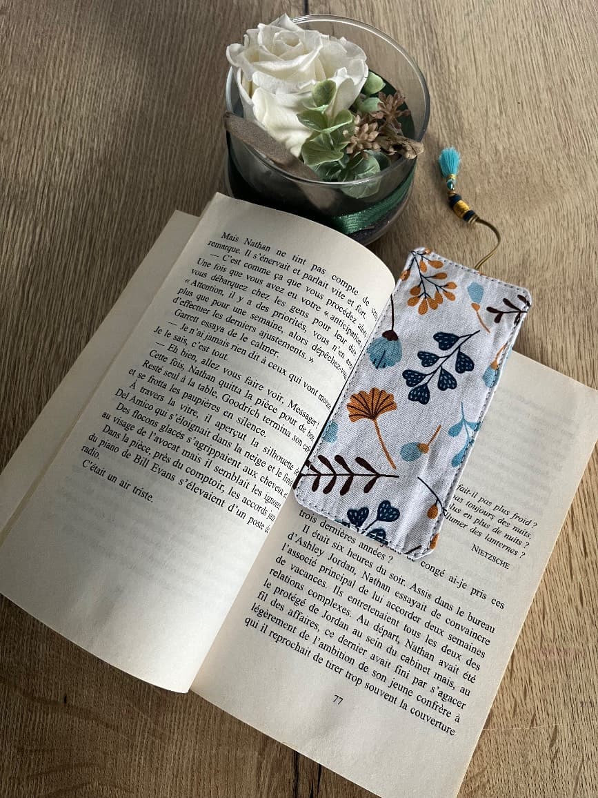 Marque-page en tissu à motifs végétaux et pompon bleu