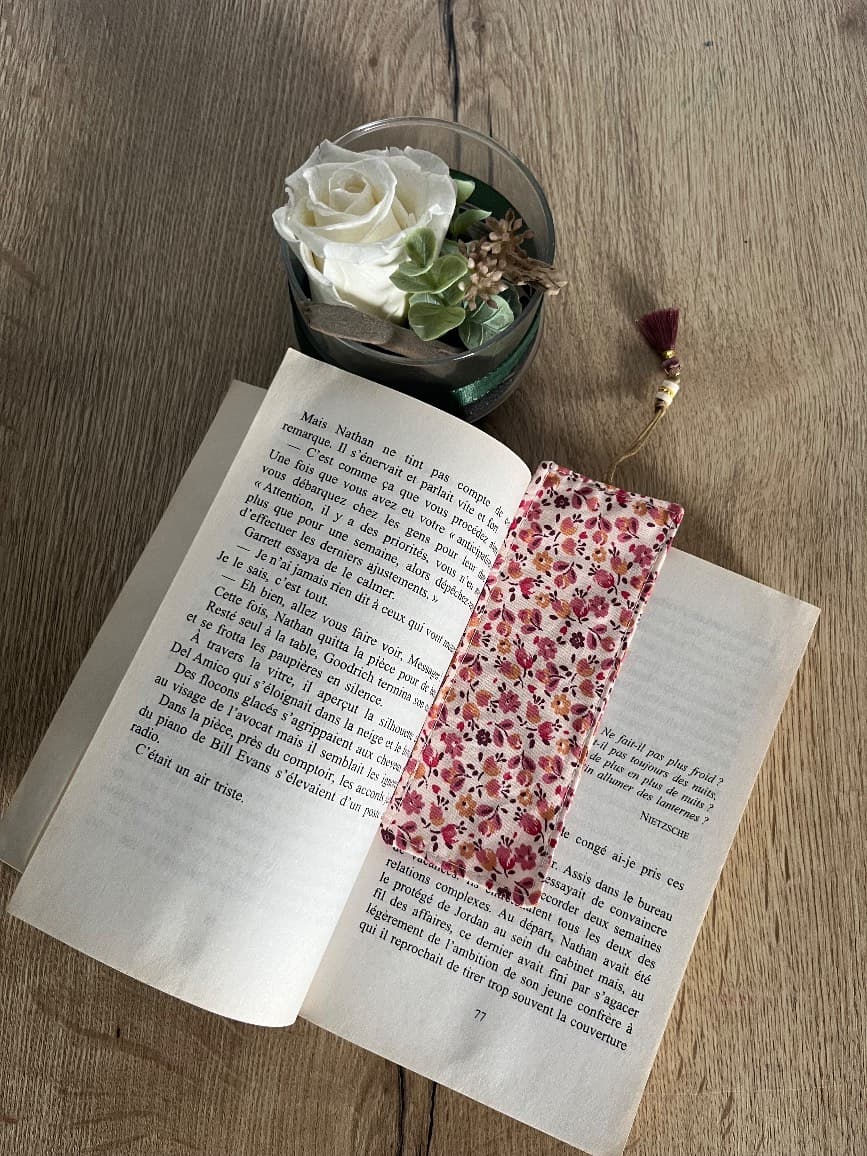 Marque-page en tissu à motif fleuri rose et pompon