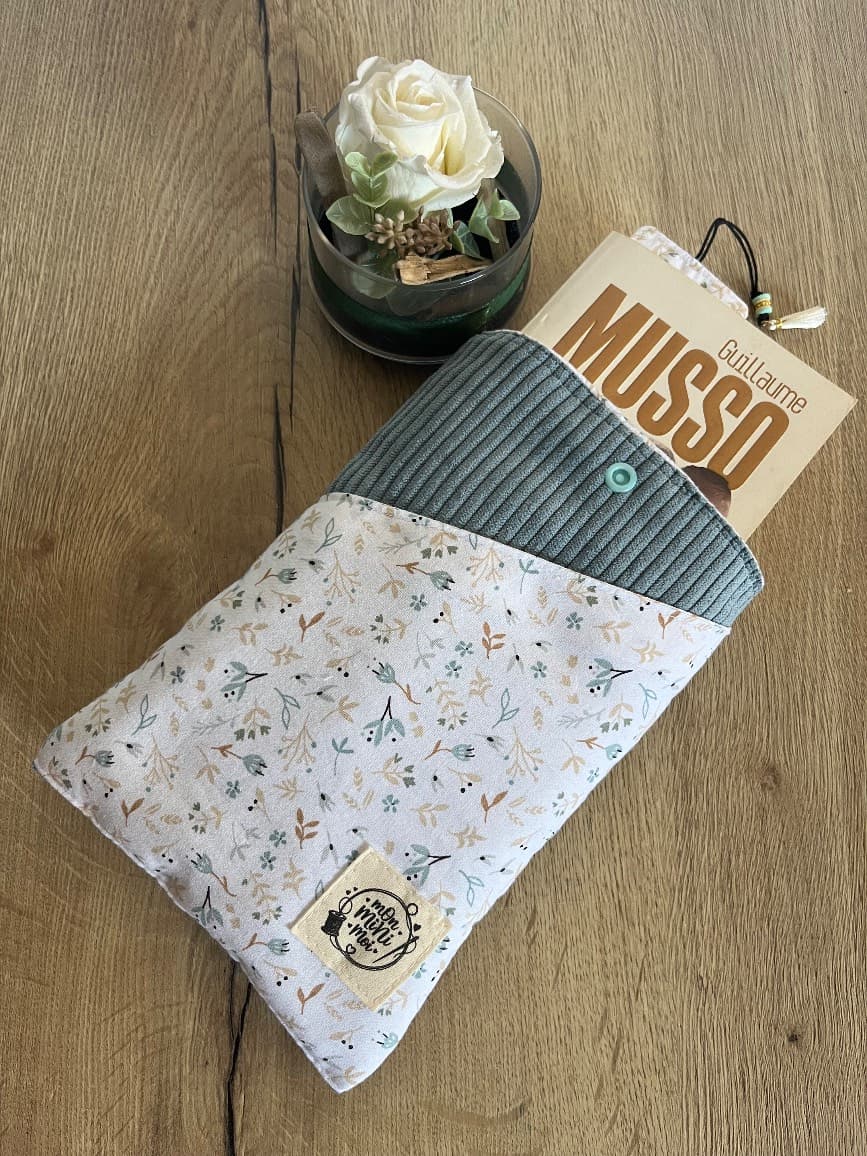 Pochette à livre en velours côtelé et tissu fleuri avec marque-page assorti